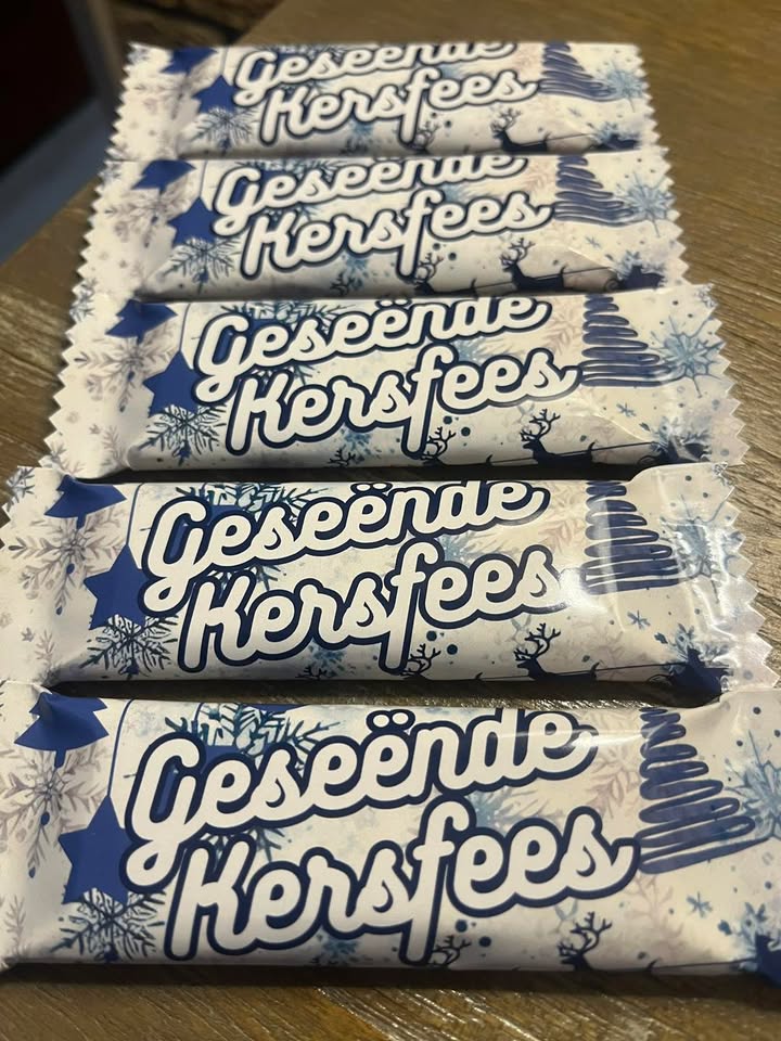 Kersfees tema: Kitkat wrappings. Ideaal om te gee as ‘n geskenk en kan selfs gebruik word as tafel decor…