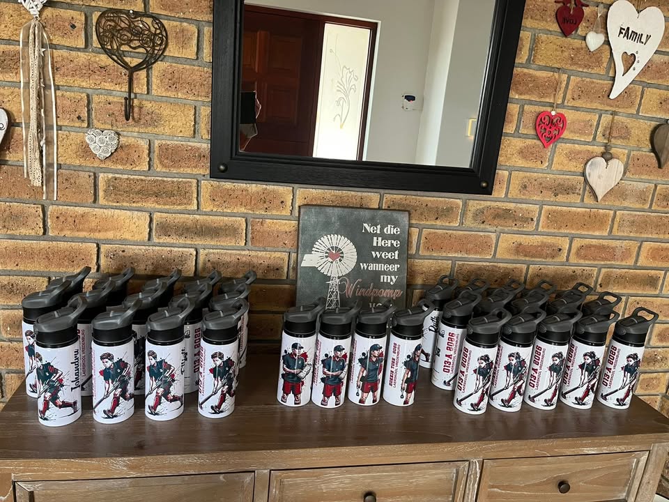 Van ontwerp tot eindproduk — hierdie bottels is vol energie, kleur en karakter! 

Ons het hierdie persoonlike sportbottels gedruk vir Laerskool Vredenburg  en ons is baie trots op die eindresultaat.

Baie dankie Linda van Heerden van West 360 Construction vir die ondersteuning. Dit was nou ‘n lekker projek en 'n plesier om met julle te werk.

http://www.west360constructions.co.za/